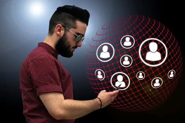 Casi la mitad de los solteros sigue pendiente de sus exparejas en las redes sociales