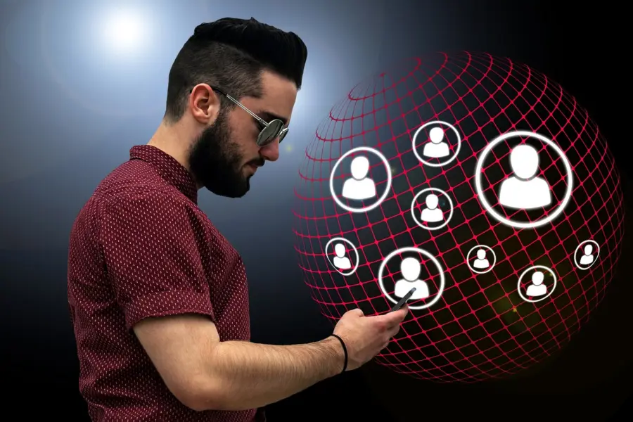 Casi la mitad de los solteros sigue pendiente de sus exparejas en las redes sociales