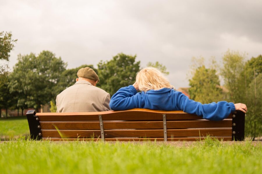 Geriatra alerta sobre el impacto físico y emocional de cuidar a un adulto mayor