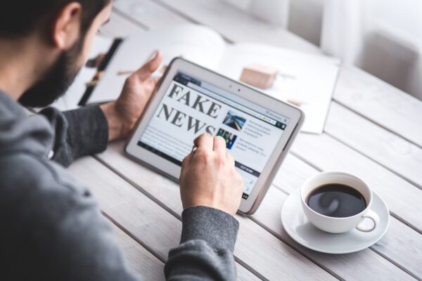 Compartir sin verificar alimenta las noticias falsas