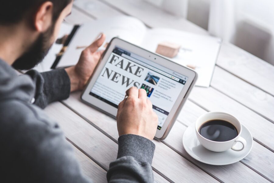 Compartir sin verificar alimenta las noticias falsas