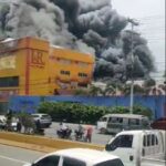 Incendio afecta sucursal de L & R Comercial en Autopista Las Américas