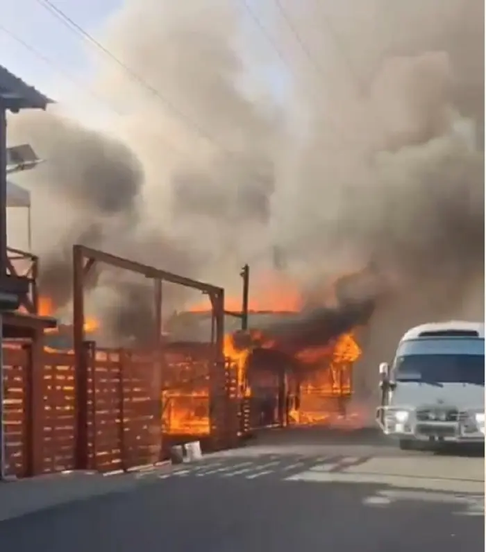 Incendio afecta la Plaza Comercial Oasis en Villa Mella