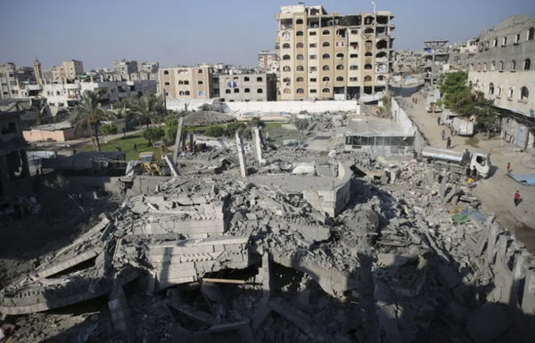 Israel bombardea este viernes a medianoche una vivienda en el barrio de Al Saftawi, en la ciudad de Gaza. EFE