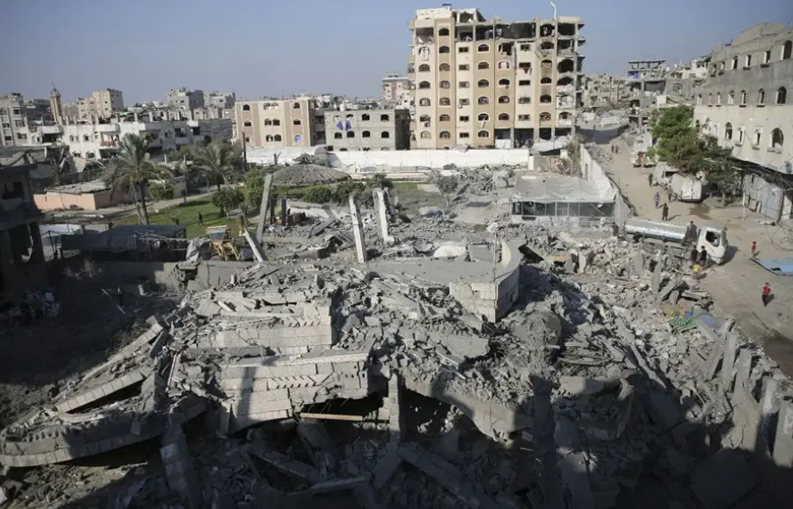 Israel bombardea este viernes a medianoche una vivienda en el barrio de Al Saftawi, en la ciudad de Gaza. EFE