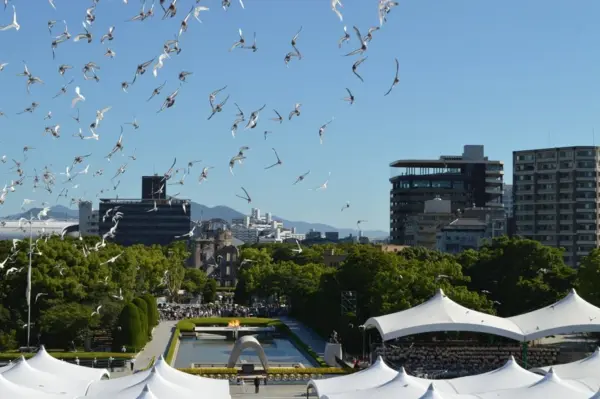 Palomas sobrevuelan el Parque Conmemorativo de la Paz de Hiroshima durante la ceremonia por el 81.º aniversario del bombardeo atómico de la ciudad japonesa.