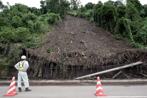 Imagen de archivo de un deslizamiento de tierras de una ladera en Tarumizu, cerca de Kagoshima, al sur de Japón, tras el paso de un tifón.