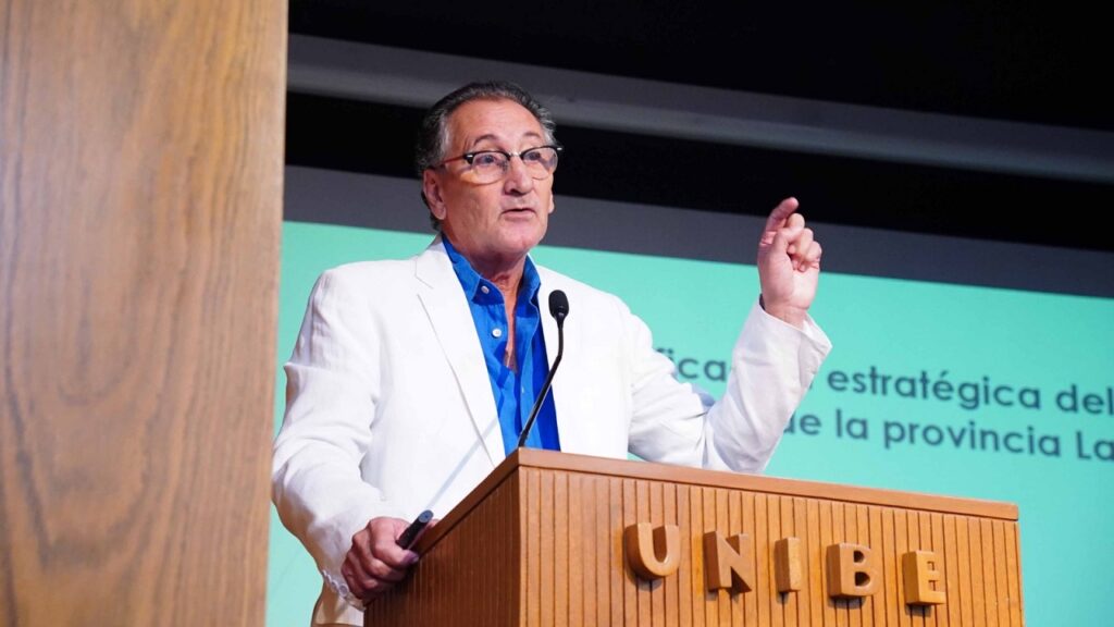 Julio César Corral, director ejecutivo Altes, informó que con el crecimiento económico y urbano ha aumentado la presión sobre el agua, el saneamiento, la movilidad, las costas, el territorio y la infraestructura básica. Arlenis Castillo. 