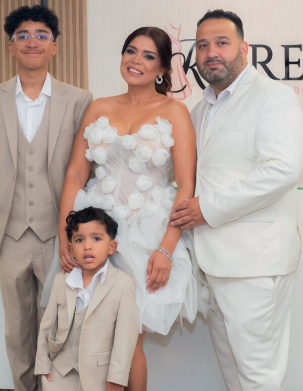 Karen Ramos en compañía de su familia.
