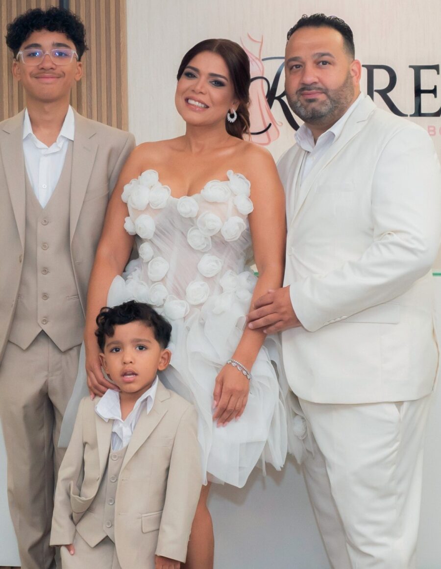 Karen Ramos en compañía de su familia.
