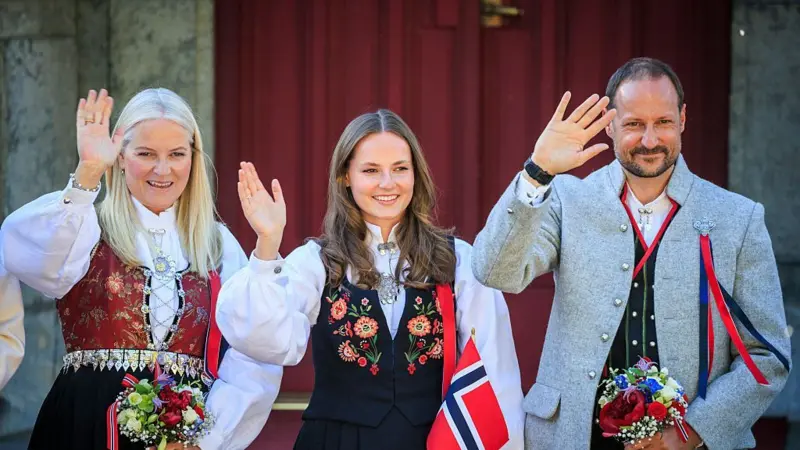 Quién es Haakon VIII, el nuevo rey de Noruega que asume la corona en tiempos turbulentos para la monarquía