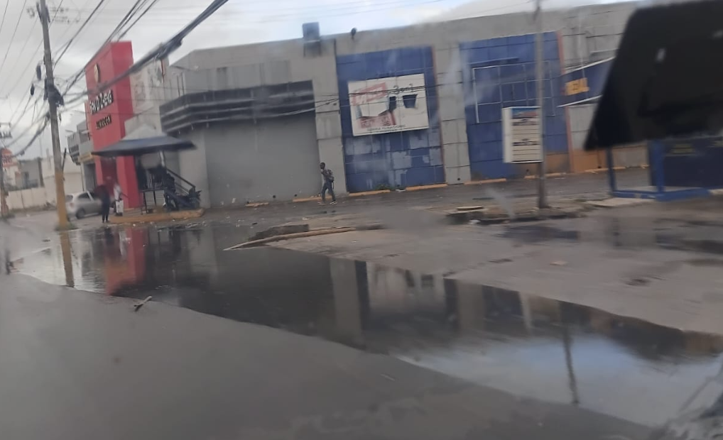 Lluvias provocan gran tapón en Santo Domingo y se esperan más aguaceros esta tarde