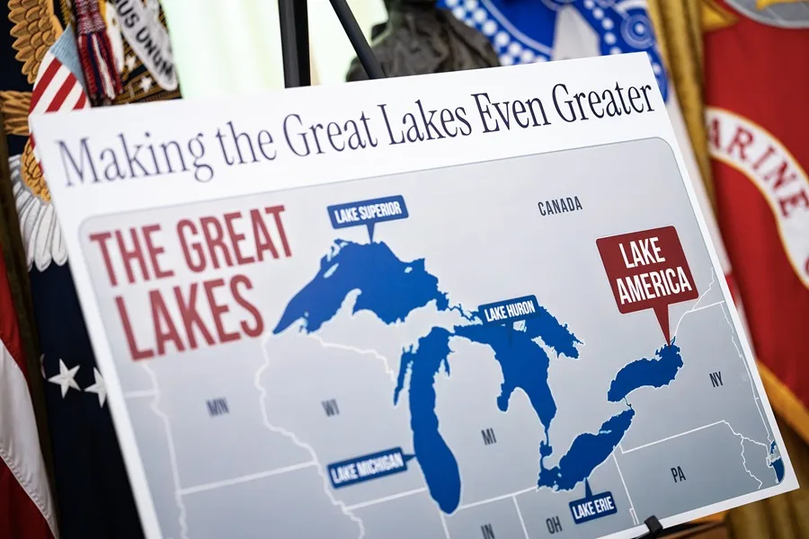 Vista de un cartel en la que se muestra al lago Ontario, ubicado en la frontera con Canadá, con el nombre de lago América, un cambio de nombre ordenado por el presidente de Estados Unidos, Donald Trump, el 27 de agosto de 2026. EFE/Al Drago/Pool