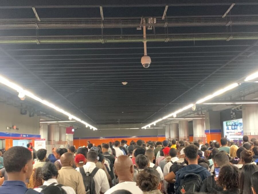 Largas filas en el metro