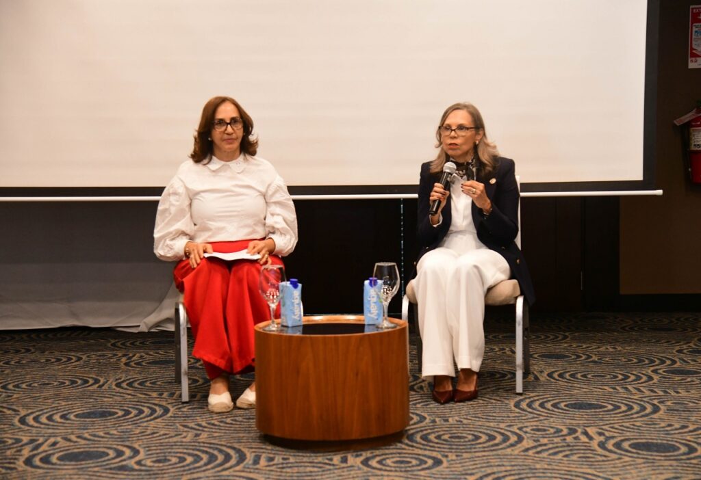 Las doctoras Aida Lucía Vargas y Rosa Acevedo hablaron de los beneficios de las vacunas para el control de enfermedades prevenibles por vacunas.