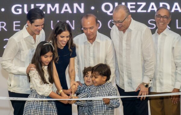Las familias Bencosme, Guzmán y Quezada cortan la cinta protocolar.