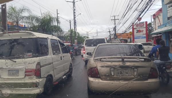Lluvias favorecen congestión del tránsito en el Gran Santo Domingo
