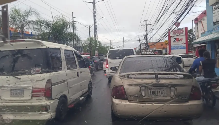 Lluvias provocan gran tapón en Santo Domingo y se esperan más aguaceros esta tarde