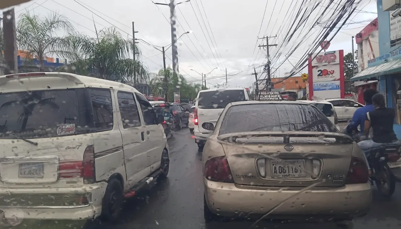 Lluvias provocan gran tapón en Santo Domingo y se esperan más aguaceros esta tarde