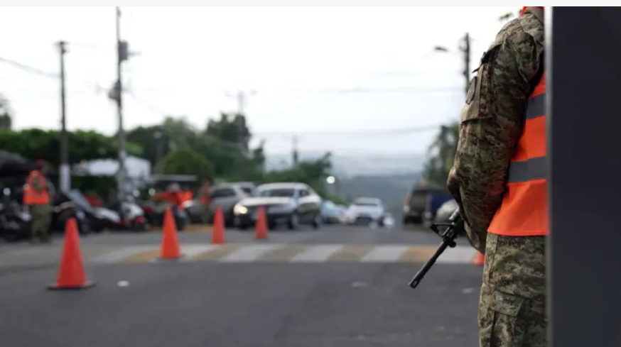 Los militares controlan el acceso a la Campanera, una comunidad que fue durante años el bastión del Barrio 18.
