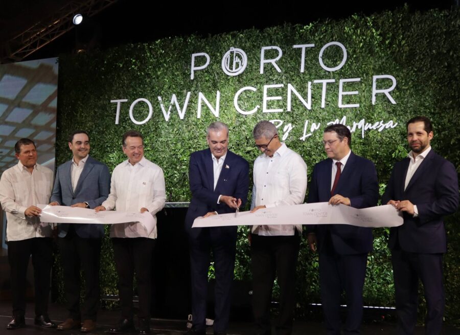 Luis Abinader, funcionarios y ejecutivos, realizan el corte de cinta inaugural.