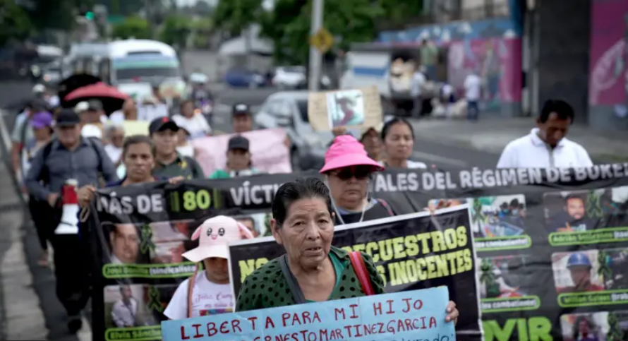 "El miedo ahora es otro": cómo ha cambiado la vida en El Salvador en los 4 años de guerra de Bukele contra las maras