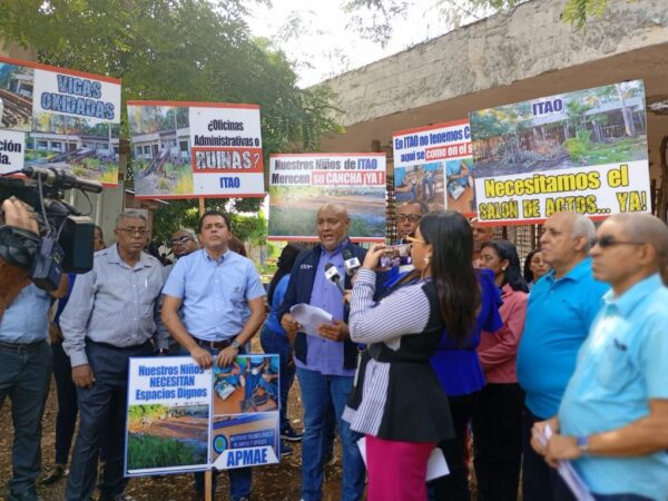 Willin Rodríguez y Alexander Marmolejos que junto a un grupo de profesores denunciaron las deplorables condiciones en que se imparte docencia allí.