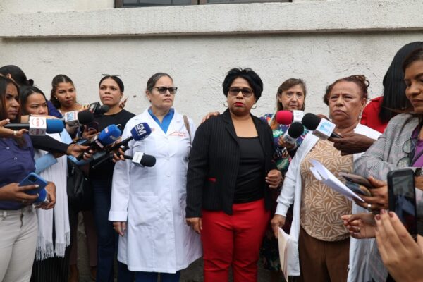Médicos del Padre Billini paralizan labores por designación del SNS de un director Médicos del Padre Billini paralizan labores por designación de director. Guillemo Burgos.