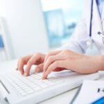 Médicos limitan consultas por WhatsApp tras Código Penal