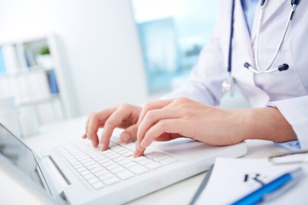 Médicos limitan las consultas a través de WhatsApp tras la entrada en vigencia del Código Penal.