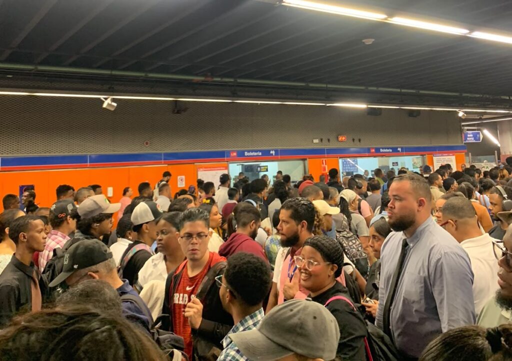 Metro SD vuelve a registrar largas filas y amontonamiento de personas en Estación Concepción Bona