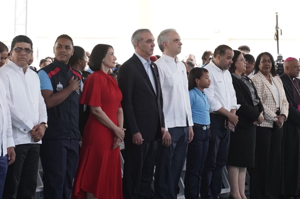 Ministro de Educación llama a gremios a “despolitizar” la educación: “No puede ser una bandera entre un partido y otro”