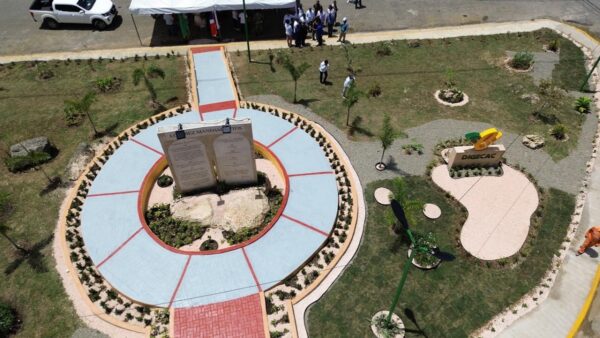 Monumento a los Diez Mandamientos en el Km.14 de la Carretera Mella.