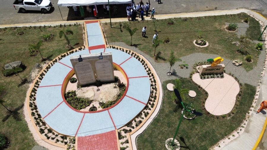 Monumento a los Diez Mandamientos en el Km.14 de la Carretera Mella.