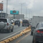 Dobles parqueos, motocicletas y limpiavidrios desafían el orden vial en Santo Domingo
