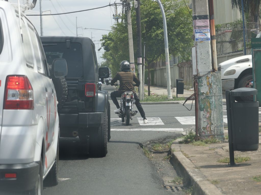 Dobles parqueos e infracciones mantienen el caos vial en las calles de Santo Domingo
