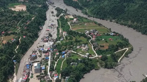 Captura de vídeos de la cadena china de televisión CCTV que muestra vistas aéreas tras el impacto de la riada en la región de Rasuwa (Nepal).