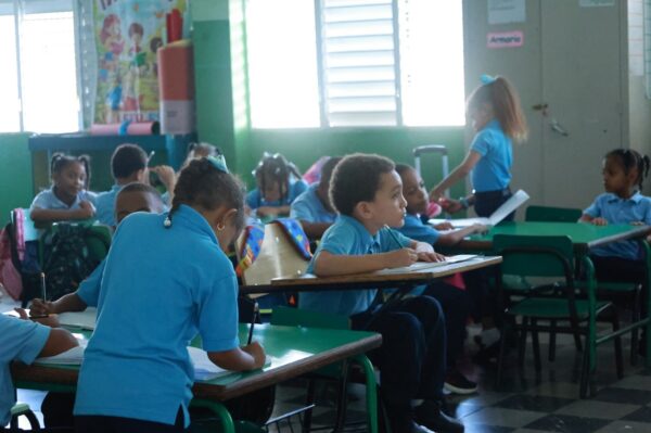 Niños recibiendo docencia en el segundo día del año escolar.