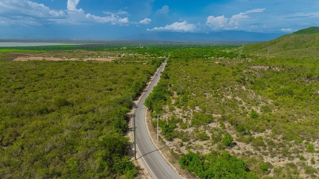 Presidente Abinader inaugura obras viales, educativas y de formación técnica en Independencia y Barahona
