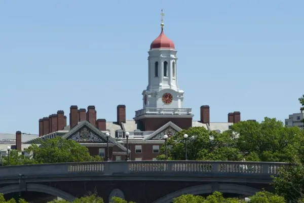 Unos peatones caminan por la pasarela John W. Weeks con el Dunster House de Harvard y su torre como telón de fondo, en el campus de la Universidad de Harvard en Cambridge, Massachusetts (EE. UU.), en una fotografía de archivo. EFE/EPA/CJ GUNTHER