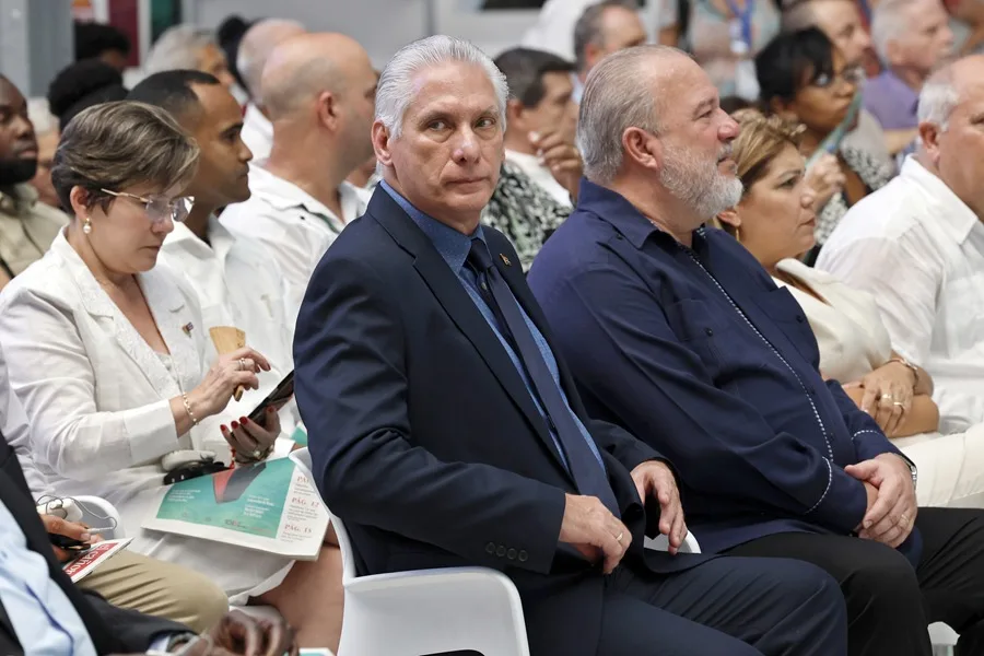 El presidente de Cuba, Miguel Díaz-Canel (c), en una fotografía de archivo.