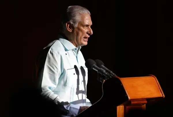 El presidente de Cuba, Miguel Díaz-Canel (c), en una fotografía de archivo.