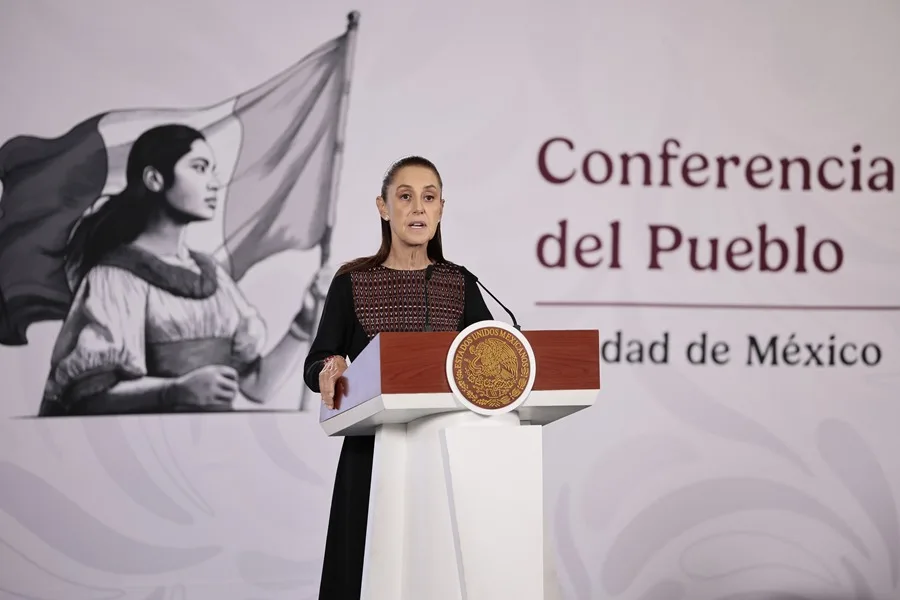 La presidenta de México, Claudia Sheinbaum, habla durante una rueda de prensa este martes en el Palacio Nacional de Ciudad de México (México).