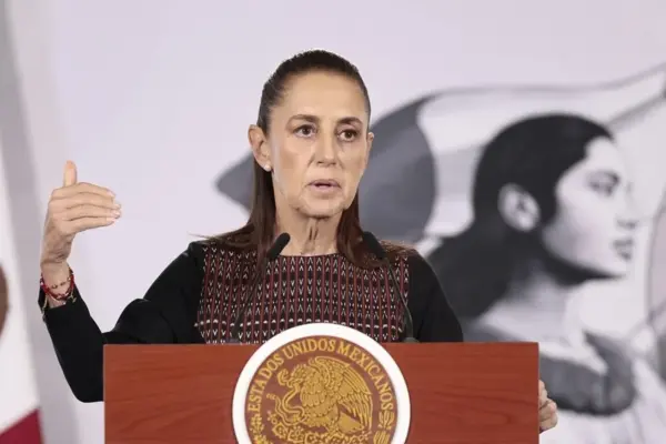 La presidenta de México, Claudia Sheinbaum, habla durante una rueda de prensa en la que afirmó que todo parece indicar que el exmilitar Fernando Farías Laguna será trasladado próximamente a territorio mexicano, este martes en el Palacio Nacional de Ciudad de México (México).