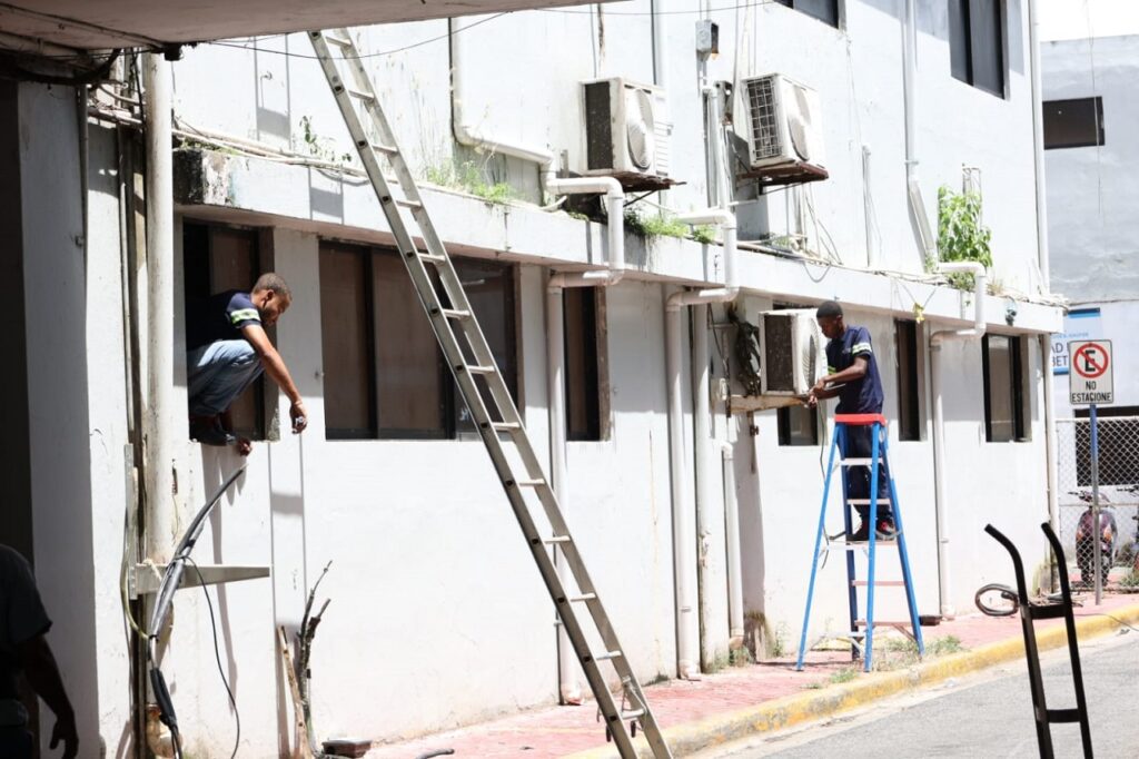 Obreros desinstalando los aires acondicionados en el hospital.