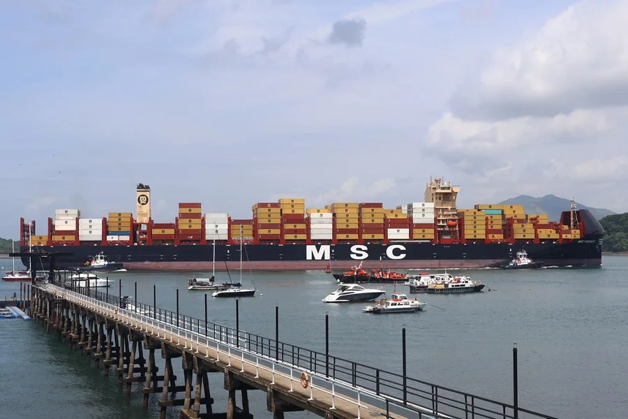 Fotografía de archivo que muestra un barco de carga navegando en el Canal de Panamá (Panamá).