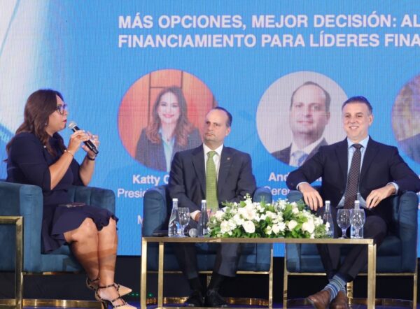 Panel de expositores durante la rueda de prensa.