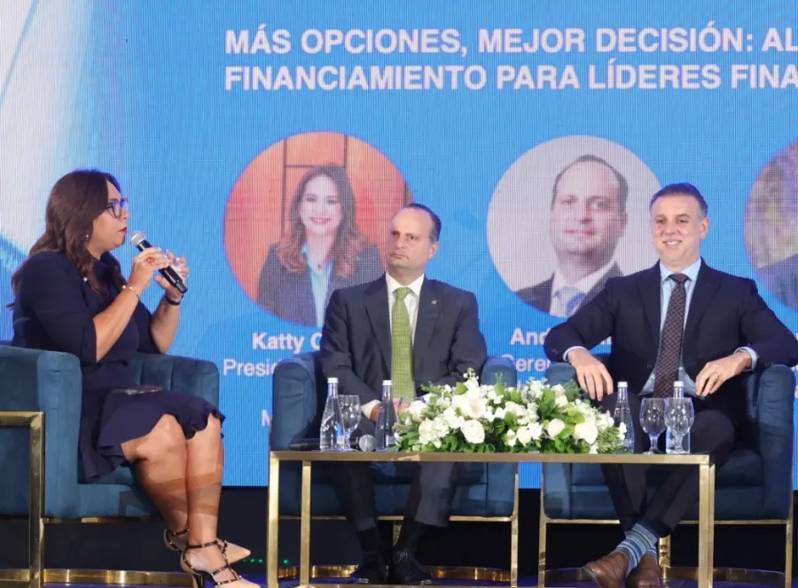 Panel de expositores durante la rueda de prensa.