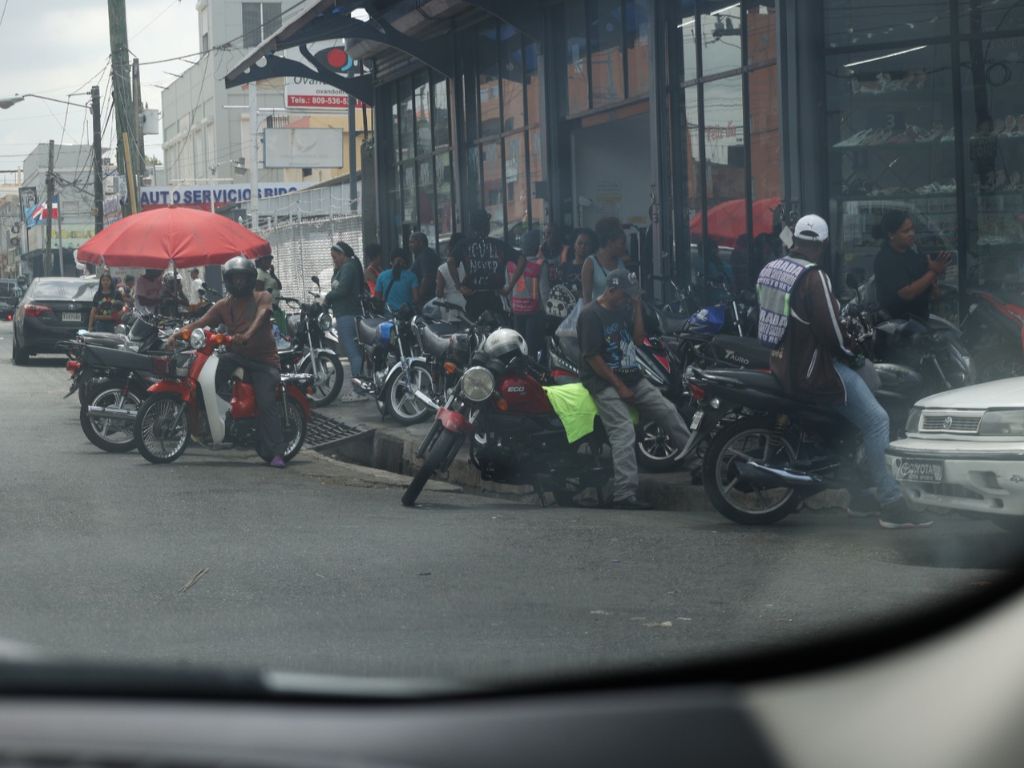 Dobles parqueos e infracciones mantienen el caos vial en las calles de Santo Domingo