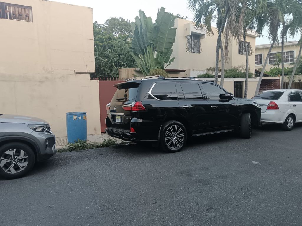 Doble parqueo, aceras ocupadas y paradas improvisadas: el otro rostro del tránsito en Santo Domingo